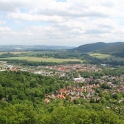 Blick vom Bergfried nach Südosten zum Gewerbegebiet, zur Siedlung und Jesuborn. - Bildautor: Matthias Pihan, 02.06.2012