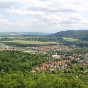 Blick vom Bergfried nach Sdosten zum Gewerbegebiet, zur Siedlung und Jesuborn. - Bildautor: Matthias Pihan, 02.06.2012